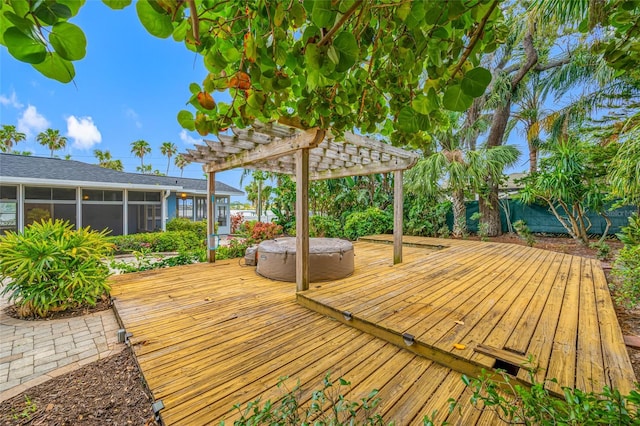 401 Whitcomb Blvd, Tarpon Springs, FL 34689 - deck with a pergola, a sunroom, and a hot tub