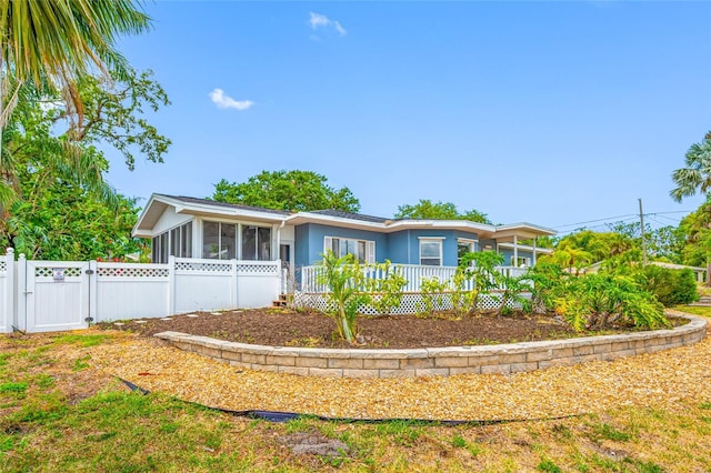 401 Whitcomb Blvd, Tarpon Springs, FL 34689 - ranch-style home with a sunroom, a gate, fence, and stucco siding