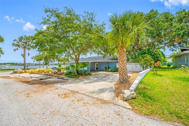 401 Whitcomb Blvd, Tarpon Springs, FL 34689 - view of front of house featuring fence and central AC