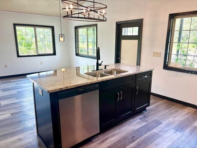 6906 W Barbara Ann Ln, Homosassa, FL 34446 - kitchen featuring dishwasher, a sink, a kitchen island with sink, wood finished floors, and healthy amount of natural light