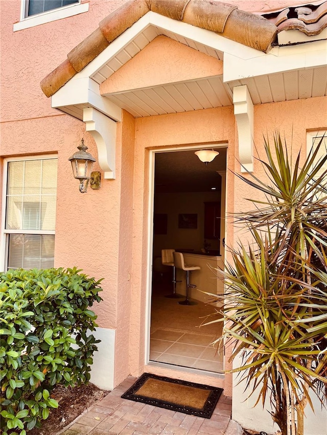 184 Banyan Bay Dr, Saint Petersburg, FL 33705 - doorway to property featuring stucco siding