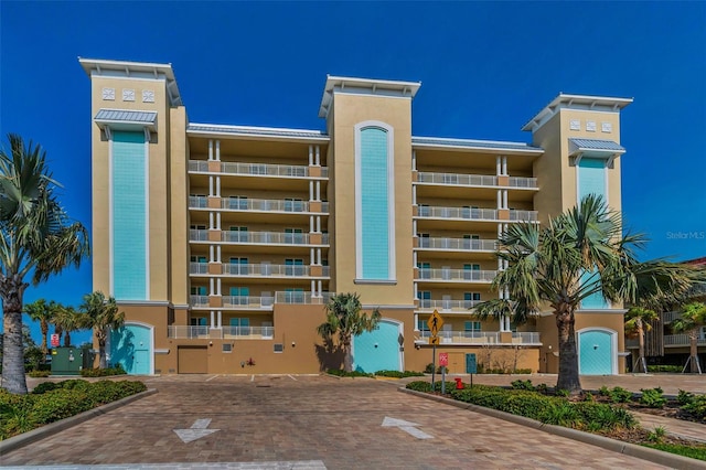 view of apartment building / complex