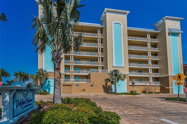 view of apartment building / complex