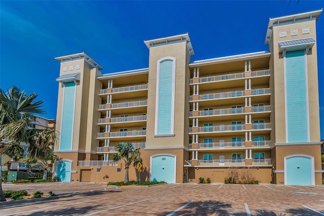 view of apartment building / complex
