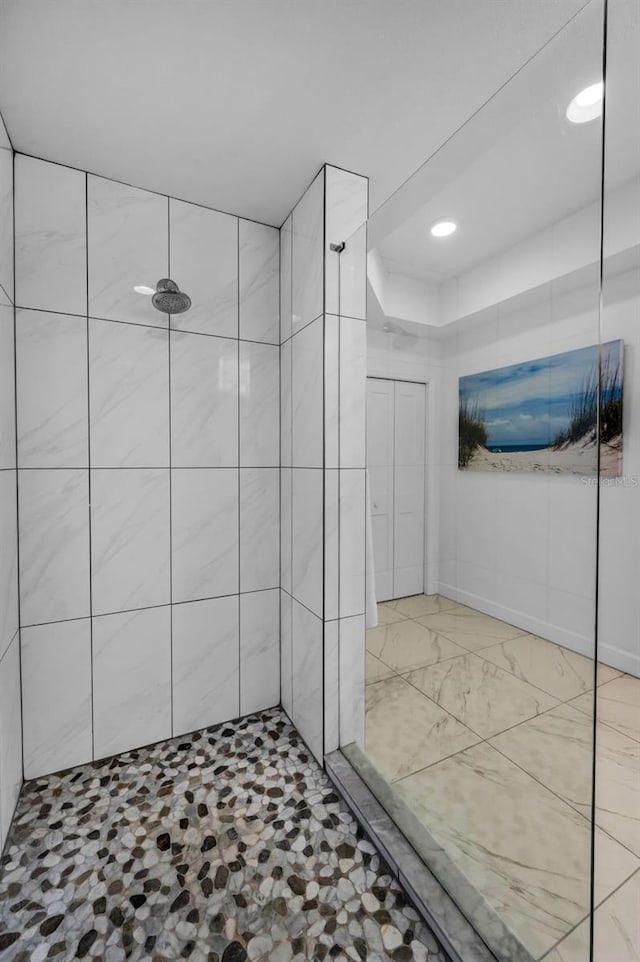 full bath featuring a tile shower and recessed lighting