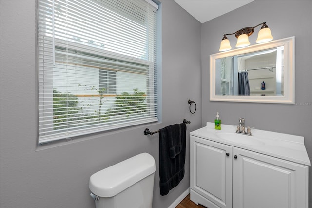 119 N Hillcrest Ave, Clearwater, FL 33755 - full bath featuring vanity, a shower with curtain, and toilet