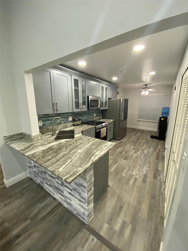2390 Bentley Dr, Palm Harbor, FL 34684 - kitchen featuring stainless steel appliances, a sink, baseboards, backsplash, and recessed lighting