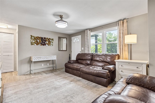 living area featuring light wood-style flooring and baseboards