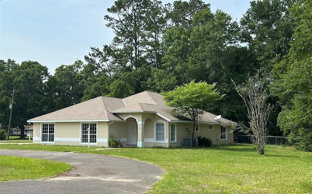 607 NE 10th Blvd, Williston, FL 32696 - single story home featuring stucco siding, cooling unit, and asphalt driveway
