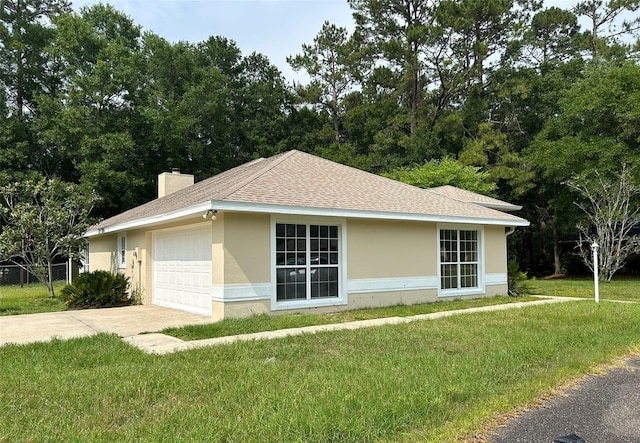 607 NE 10th Blvd, Williston, FL 32696 - view of side of home featuring stucco siding, a garage, concrete driveway, and a yard