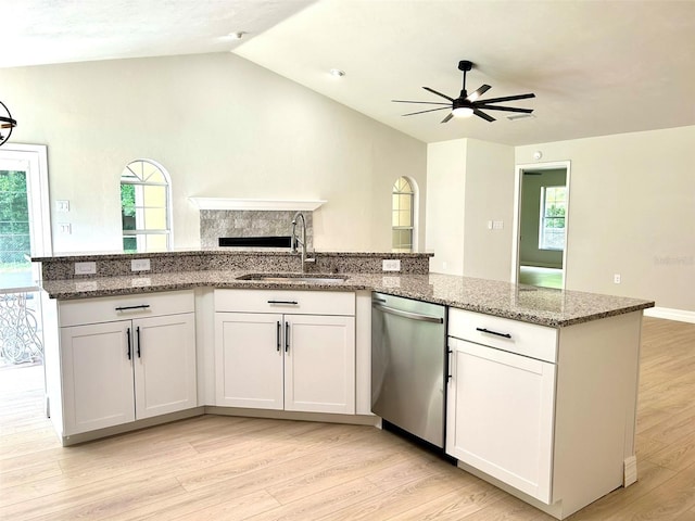607 NE 10th Blvd, Williston, FL 32696 - kitchen with stainless steel dishwasher, a sink, ceiling fan, light wood-style floors, and open floor plan