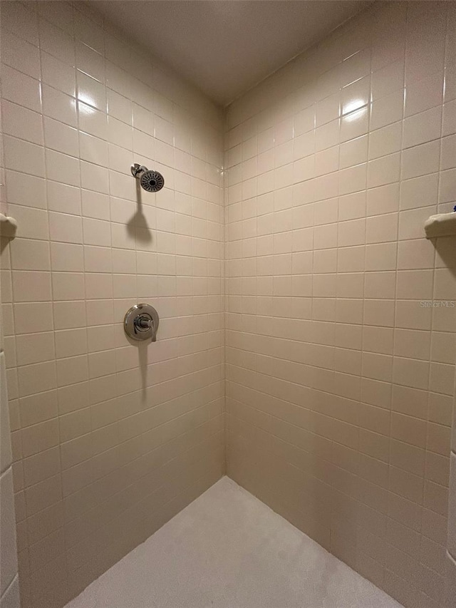 607 NE 10th Blvd, Williston, FL 32696 - full bathroom featuring tiled shower