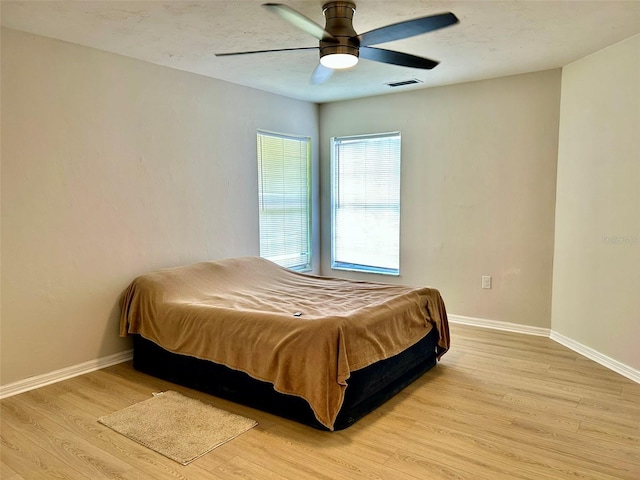 607 NE 10th Blvd, Williston, FL 32696 - bedroom featuring wood finished floors, baseboards, and a ceiling fan