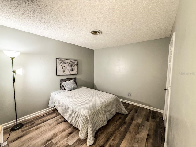 35058 Whispering Oaks Blvd, Dade City, FL 33523 - bedroom featuring wood finished floors, a textured ceiling, and baseboards