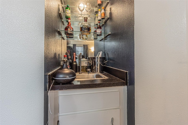 35058 Whispering Oaks Blvd, Dade City, FL 33523 - indoor dry bar featuring a textured wall