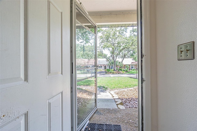 35058 Whispering Oaks Blvd, Dade City, FL 33523 - entryway with a textured wall