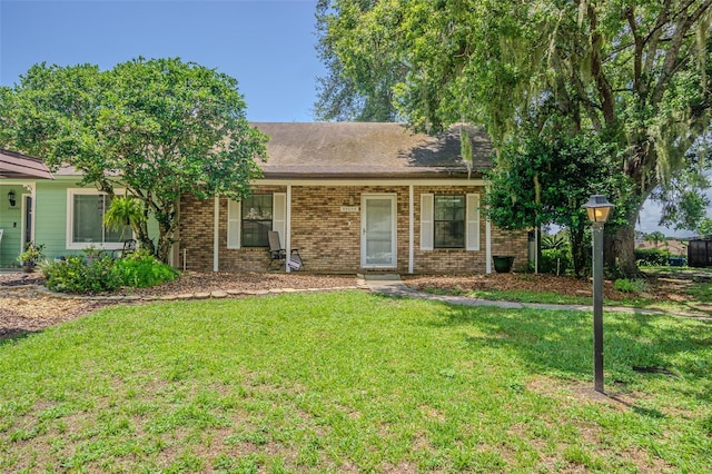 35058 Whispering Oaks Blvd, Dade City, FL 33523 - ranch-style house with a front yard and brick siding