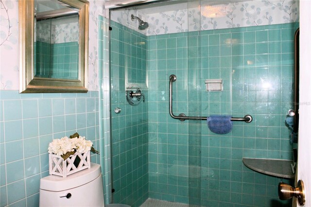 7200 Sunshine Skyway Ln S Unit 2E, Saint Petersburg, FL 33711 - full bath with toilet, a shower stall, and tile walls