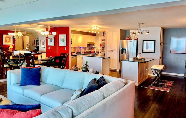 7200 Sunshine Skyway Ln S Unit 2E, Saint Petersburg, FL 33711 - living area featuring a chandelier, dark wood-style floors, and baseboards