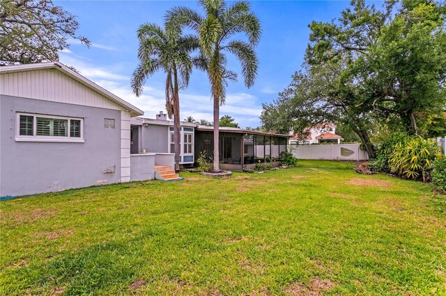 493 Lucerne Ave, Tampa, FL 33606 - view of yard with a sunroom