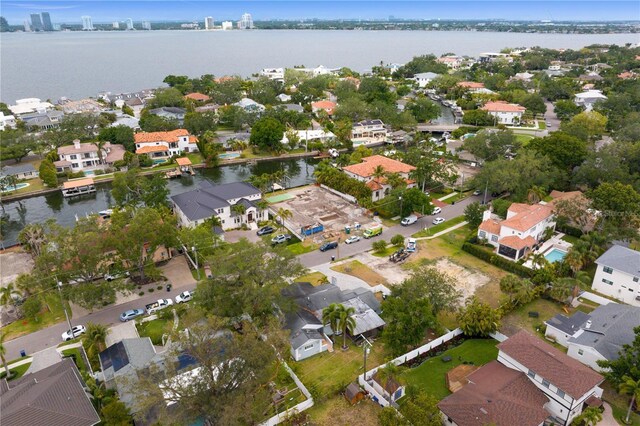 493 Lucerne Ave, Tampa, FL 33606 - aerial view of property and surrounding area featuring nearby suburban area and a large body of water