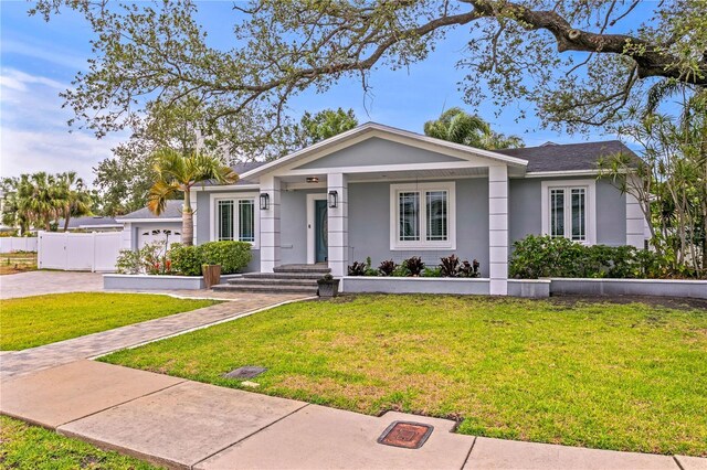 493 Lucerne Ave, Tampa, FL 33606 - ranch-style house featuring stucco siding, driveway, and a porch