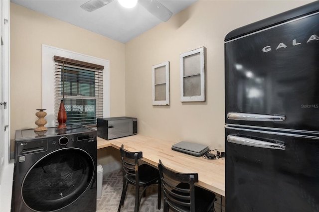 931 28th Ave N, Saint Petersburg, FL 33704 - laundry area with washer / clothes dryer, a ceiling fan, and an office area