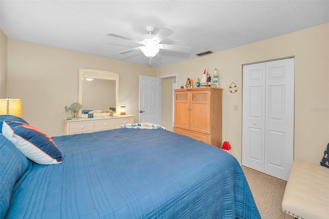 bedroom featuring carpet flooring, a ceiling fan, and a closet