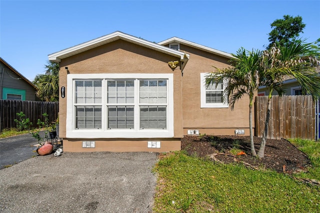 2018 21st St S, Saint Petersburg, FL 33712 - view of side of home featuring crawl space, fence, and stucco siding