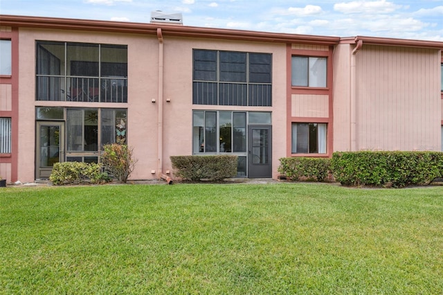 143 Lakeside Dr Unit 143, Oldsmar, FL 34677 - rear view of property with a lawn