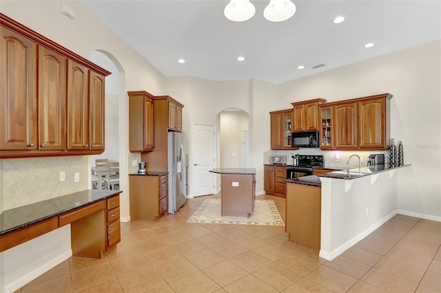 13708 Old Dock Rd, Orlando, FL 32828 - kitchen featuring black appliances, arched walkways, light tile patterned floors, a peninsula, and recessed lighting