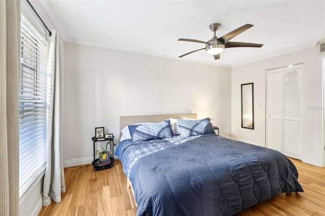 2969 Bonaventure Cir Unit 104, Palm Harbor, FL 34684 - bedroom with crown molding, light wood-style floors, baseboards, and a ceiling fan