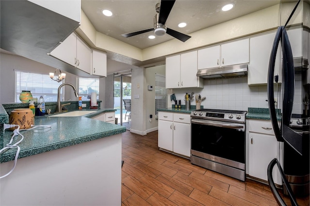 10149 Briar Cir, Hudson, FL 34667 - kitchen featuring stainless steel range oven, under cabinet range hood, freestanding refrigerator, a sink, and a ceiling fan