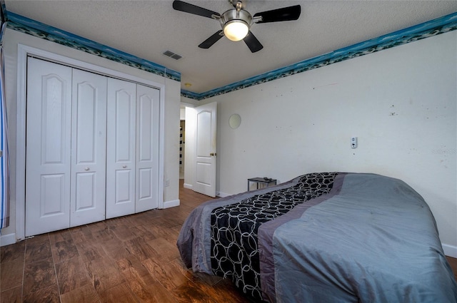 10149 Briar Cir, Hudson, FL 34667 - bedroom featuring wood finished floors, a closet, ceiling fan, a textured ceiling, and baseboards