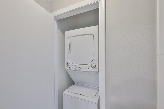 4801 W Mcelroy Ave Unit D104, Tampa, FL 33611 - laundry area featuring stacked washer and clothes dryer