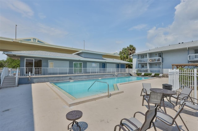 4801 W Mcelroy Ave Unit D104, Tampa, FL 33611 - community pool with a patio area