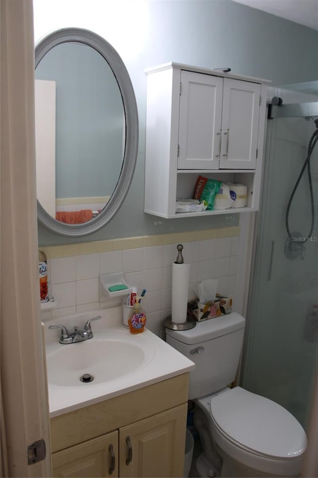 2020 World Parkway Blvd Unit 12, Clearwater, FL 33763 - full bath featuring a shower stall, toilet, vanity, and decorative backsplash