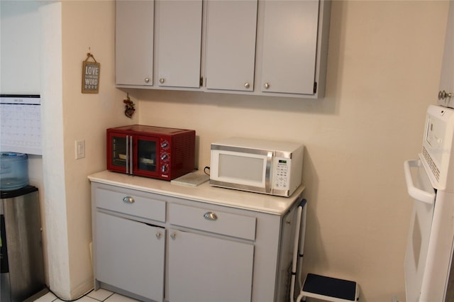 2020 World Parkway Blvd Unit 12, Clearwater, FL 33763 - detailed view of white microwave and oven