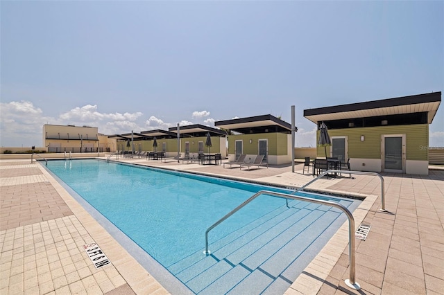 1208 E Kennedy Blvd Unit 831, Tampa, FL 33602 - community pool featuring a patio and fence