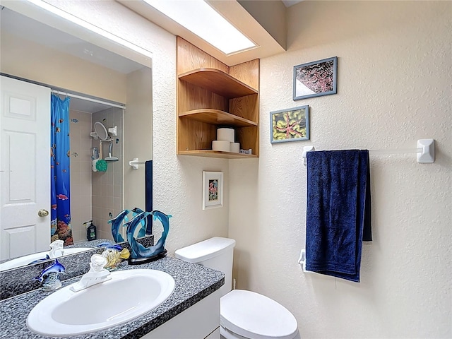 1628 Lullwater Ln, Lutz, FL 33549 - bathroom with toilet, curtained shower, a textured wall, and vanity