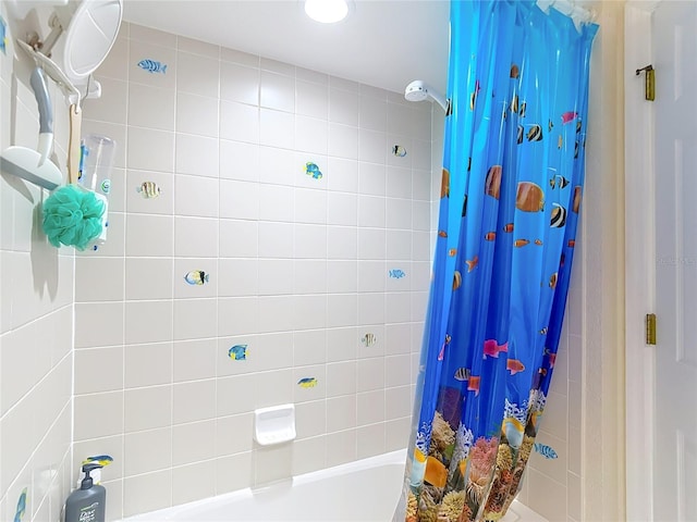 1628 Lullwater Ln, Lutz, FL 33549 - full bathroom featuring shower / tub combo with curtain