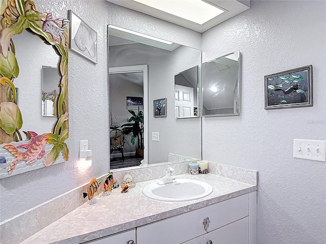 1628 Lullwater Ln, Lutz, FL 33549 - bathroom featuring a textured wall and vanity