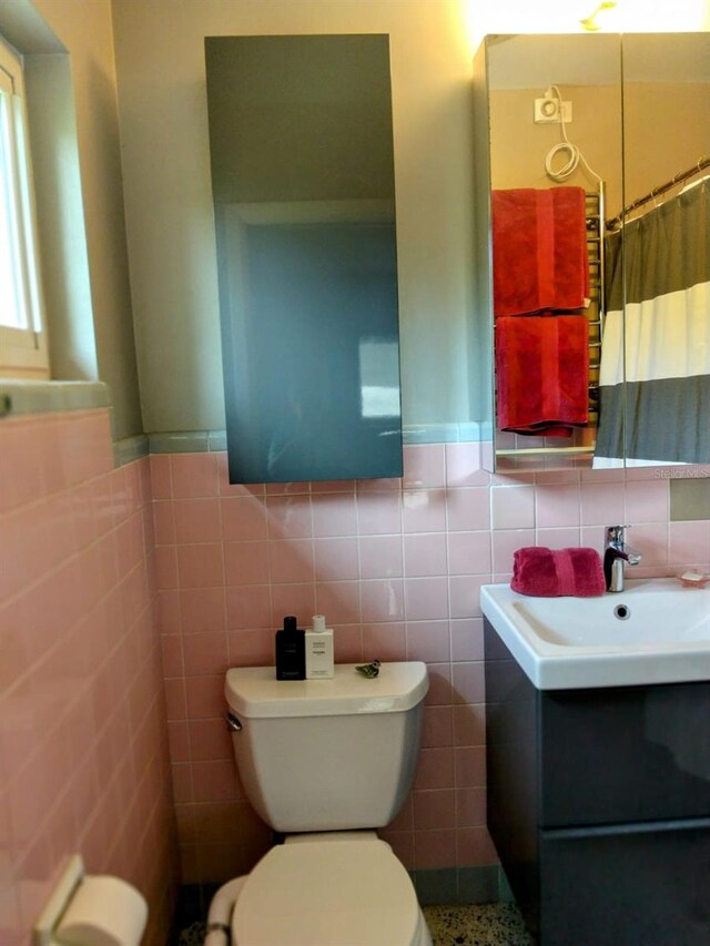307 Druid Hills Rd, Temple Terrace, FL 33617 - full bath with tile walls, toilet, vanity, a wainscoted wall, and a shower with curtain