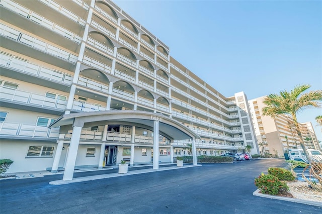 view of apartment building / complex
