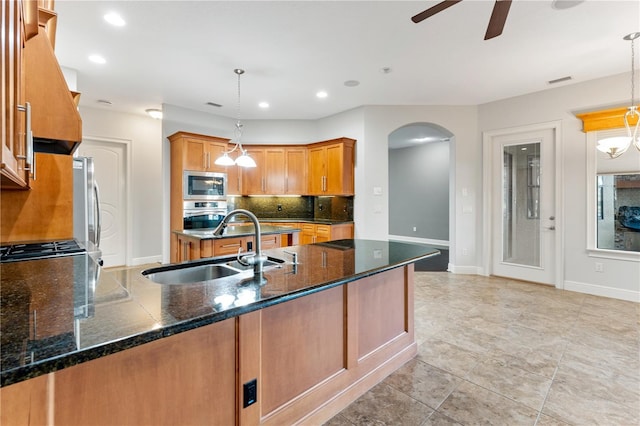 15104 Azra Dr, Odessa, FL 33556 - kitchen featuring stainless steel appliances, a sink, backsplash, ceiling fan, and a peninsula