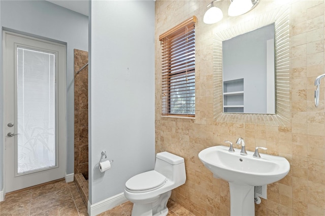 15104 Azra Dr, Odessa, FL 33556 - bathroom with tiled shower, toilet, a sink, tile walls, and baseboards