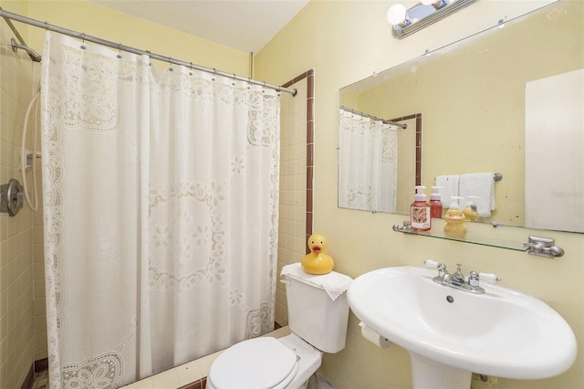 5250 12th St N, Saint Petersburg, FL 33703 - full bathroom with a sink, curtained shower, and toilet