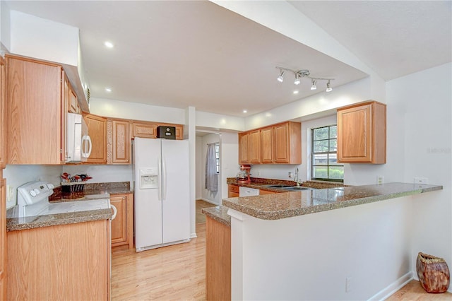 4911 Country Aire Ln, Tampa, FL 33624 - kitchen featuring white appliances, a sink, light wood-style floors, a peninsula, and recessed lighting