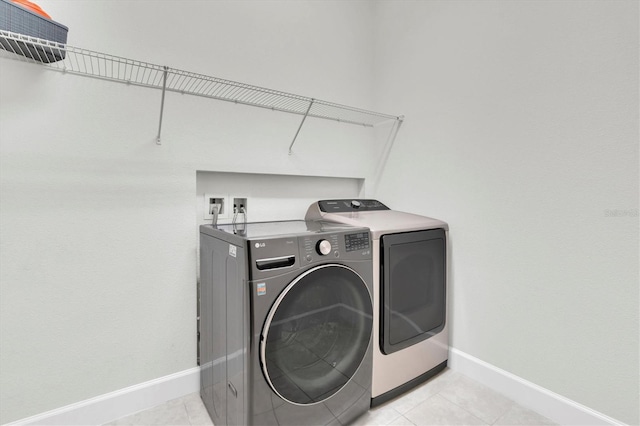 3850 Bonfire Dr, Odessa, FL 33556 - washroom featuring washing machine and dryer, baseboards, and light tile patterned floors