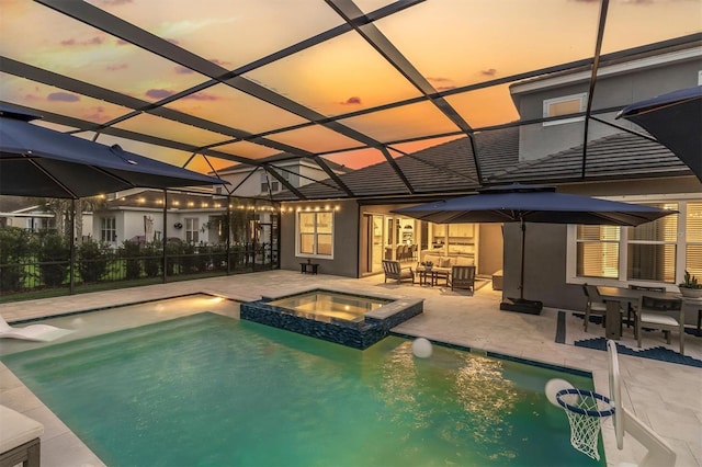 3850 Bonfire Dr, Odessa, FL 33556 - view of swimming pool featuring a pool with connected hot tub, a patio, outdoor dining space, and a lanai